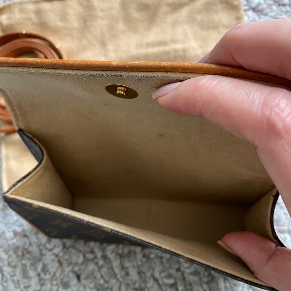 Authenticated Louis Vuitton Florentine bag - Picture 4 of 13